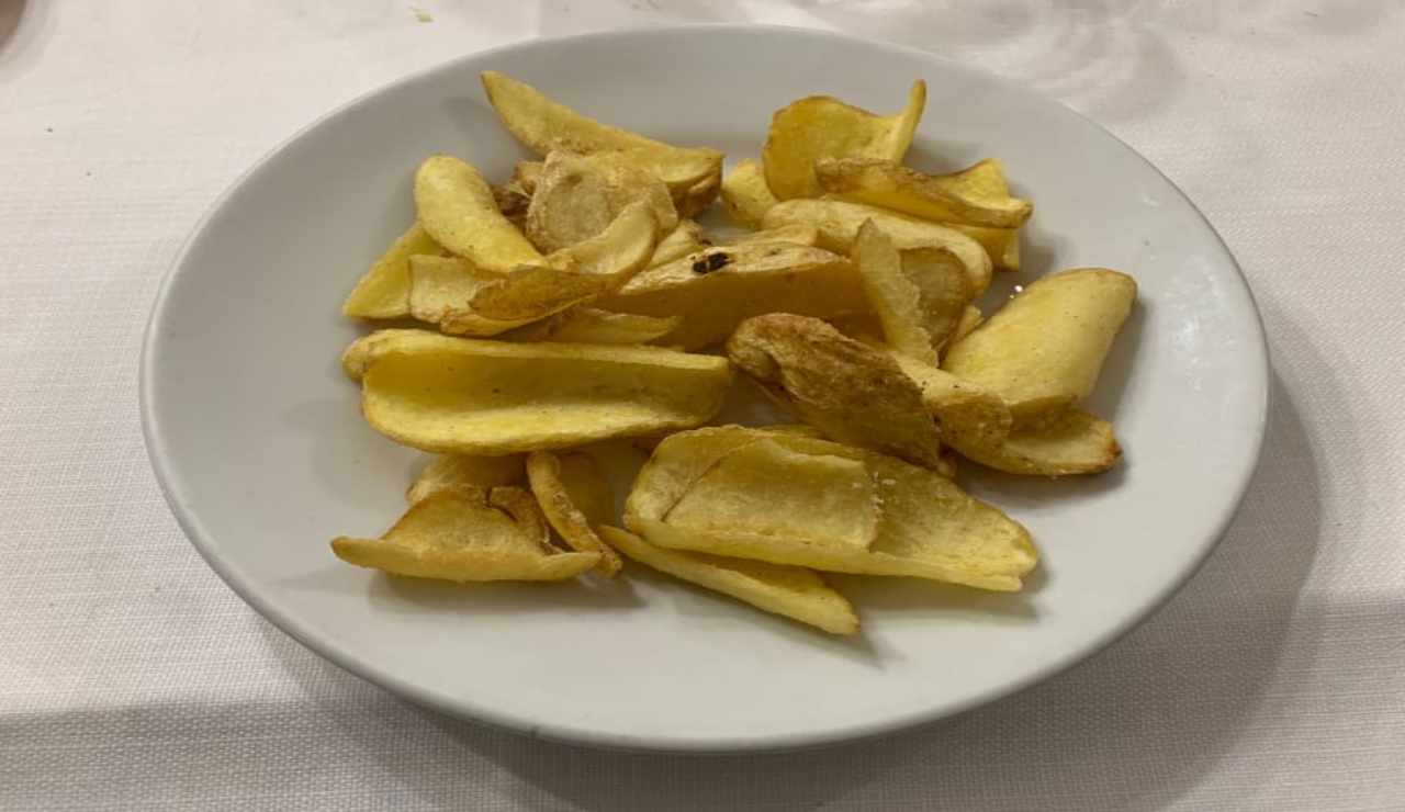 Chips di patate al curry in friggitrice ad aria