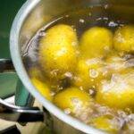 Come sbucciare le patate bollenti