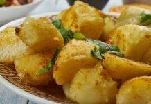Contorno al formaggio cotto in forno | Gustoso e veloce Patate al forno con parmigiano e rucola