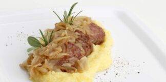 Cotechino con cipolle bianche e polenta