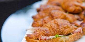 Croissant salati con salame e rucola