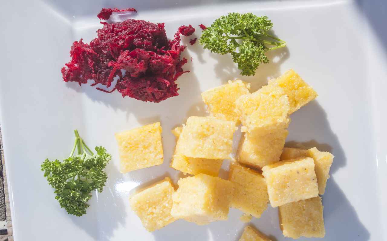 cubi polenta formaggio mandorle ricetta