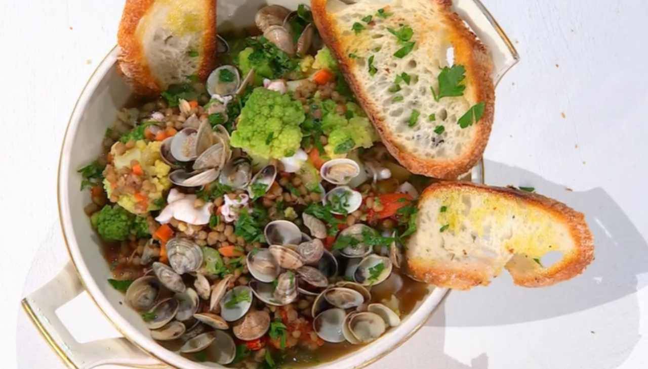 È sempre Mezzogiorno | Ricetta dello chef Simone Buzzi | Zuppa di lenticchie con vongole e calamaretti