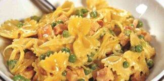 Farfalle macchiate con piselli e guanciale