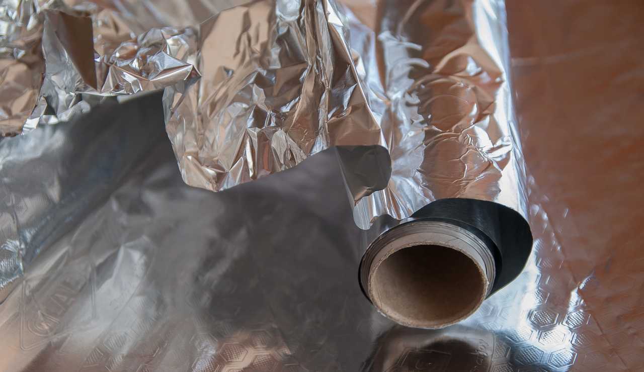 Fogli di alluminio in cucina  Non usarli mai con questi alimenti