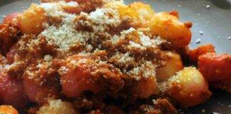 Gnocchi al pomodoro con bacon e carne macinata