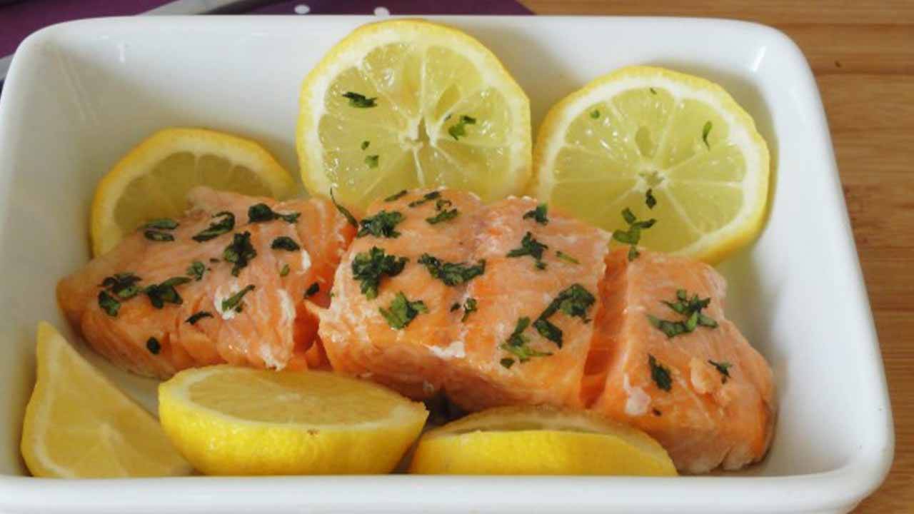 salmone al vapore marinato