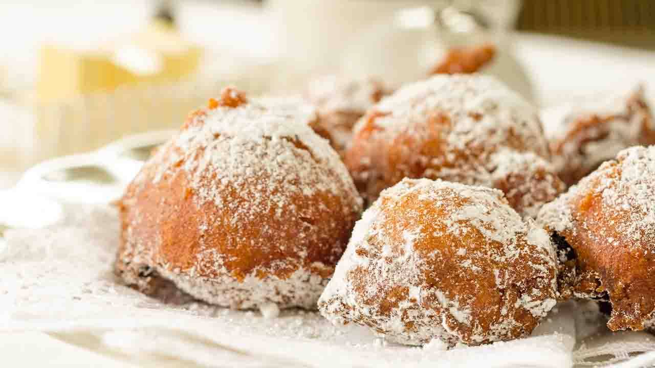 Frittelle di Natale con zucchero a velo