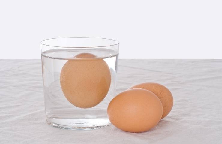 mettere le uova in acqua