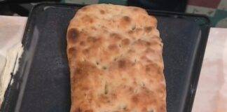 Pizza del fornaio in casa senza pala e in pochi minuti. Foto di È sempre Mezzogiorno