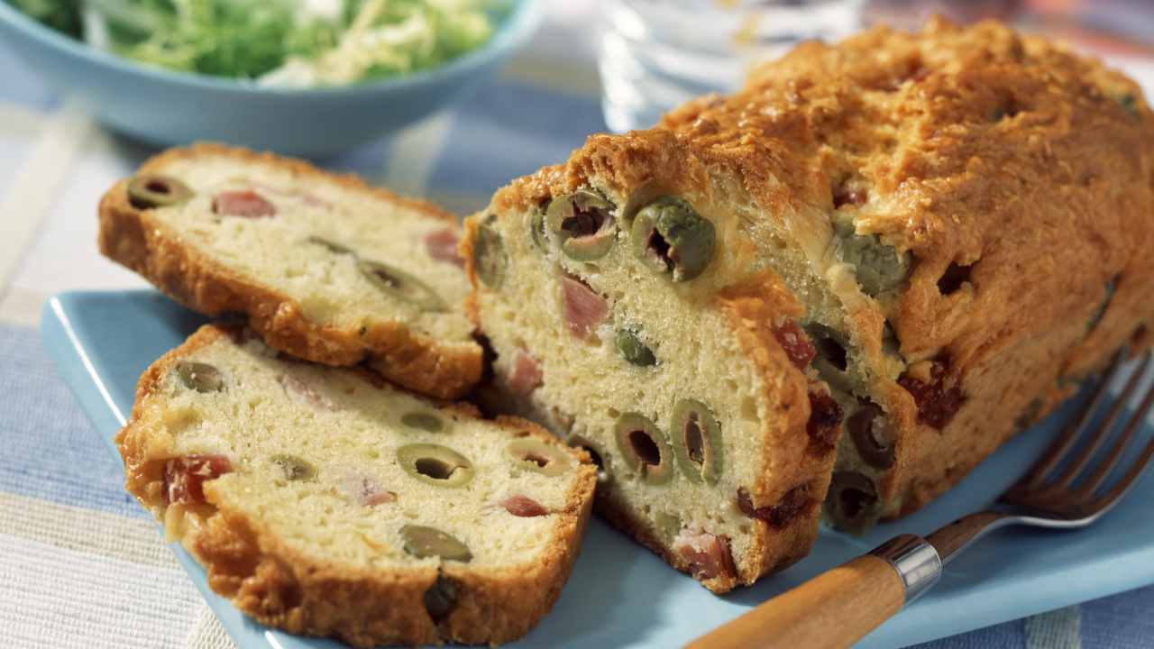 Plumcake con olive  Porta a tavola e tutti ne andranno ghiotti una fetta  tira l'altra! 