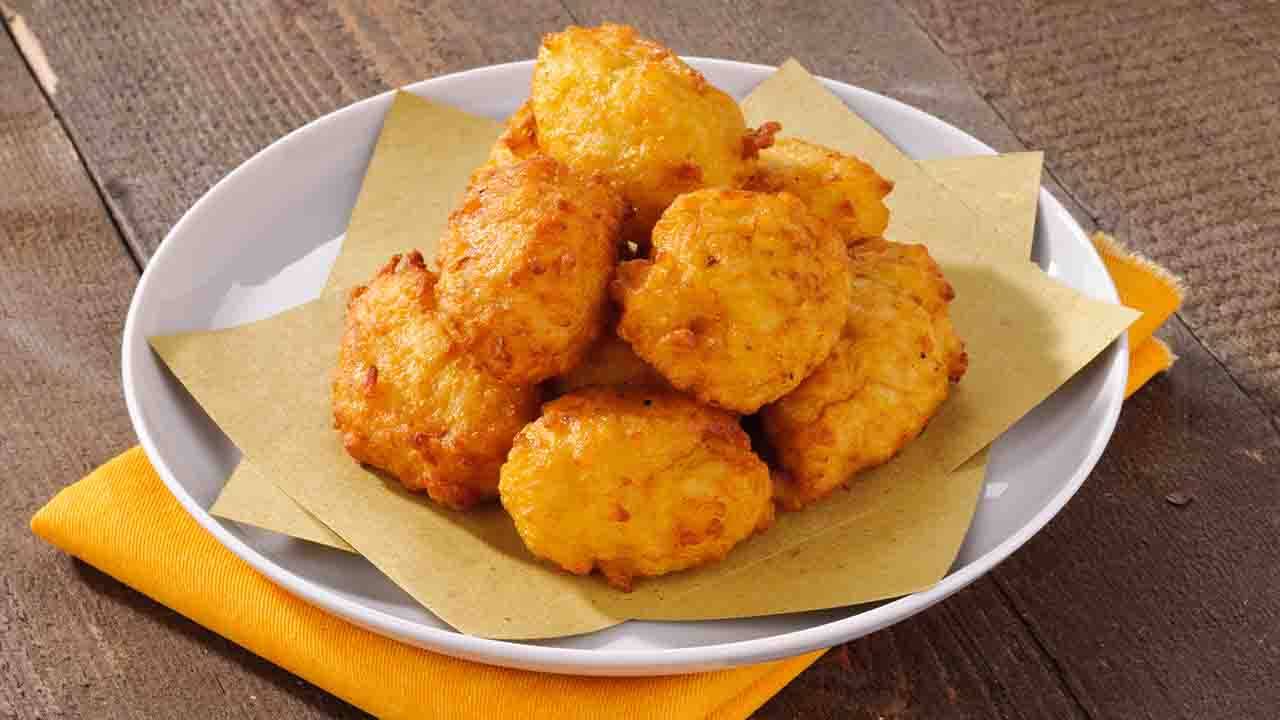 Frittelle di riso con formaggio grattugiato