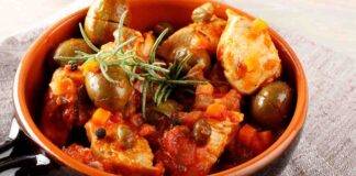 Pollo al sugo con olive e capperi