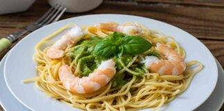 Spaghetti al pesto con ricotta e gamberetti