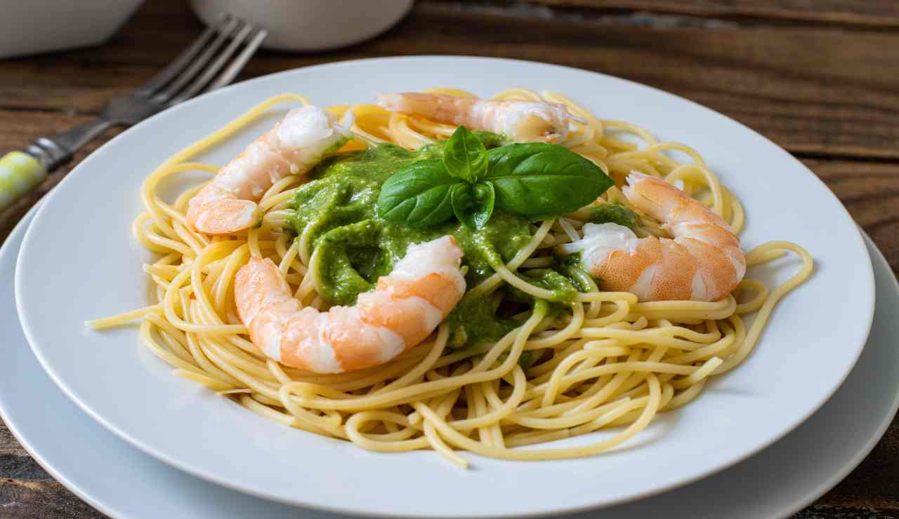 Spaghetti al pesto con ricotta e gamberetti