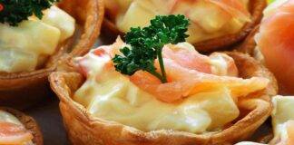 Tartellette con crema di formaggio e salmone marinato