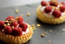 Tartellette con crema al latte e lamponi