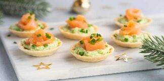 Tartine con pesto di piselli e salmone affumicato