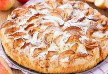 Torta di mele soffice con gocce di cioccolata