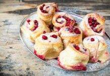 Sembrano vol au vent ma non lo sono | Scopri il dessert perfetto dopo i pasti Girelle sfogliate con mirtilli rossi