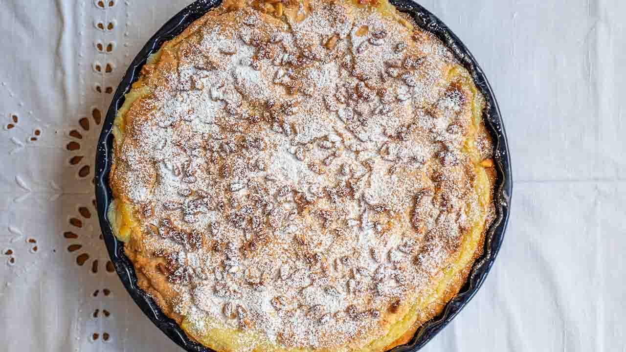 Frolla e crema pasticciera con pinoli e zucchero a velo