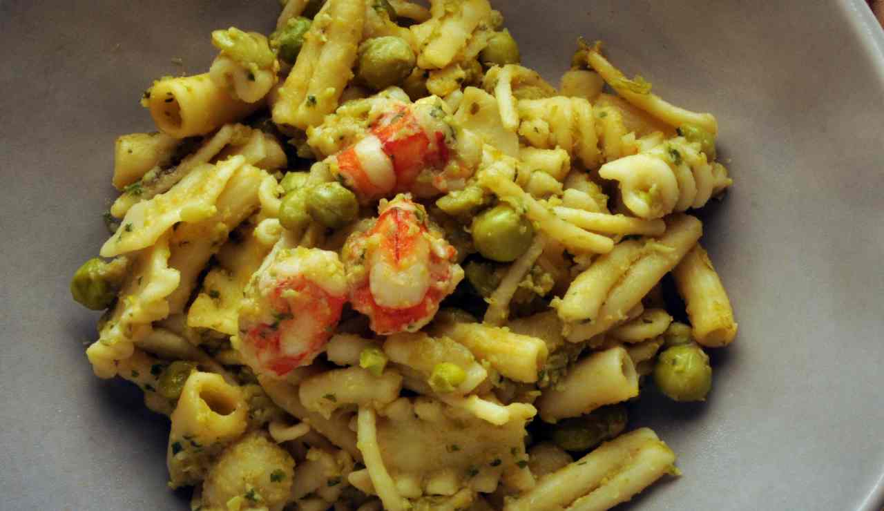 pasta mista rispettata con crema di piselli e gamberetti