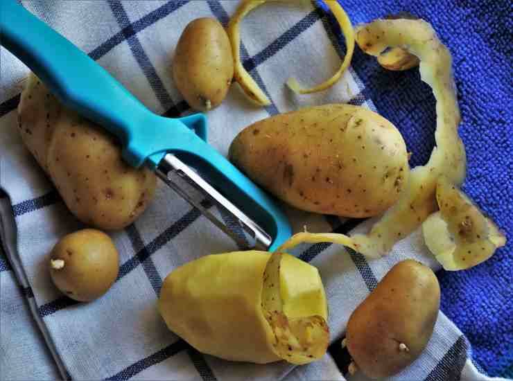 pelare le patate