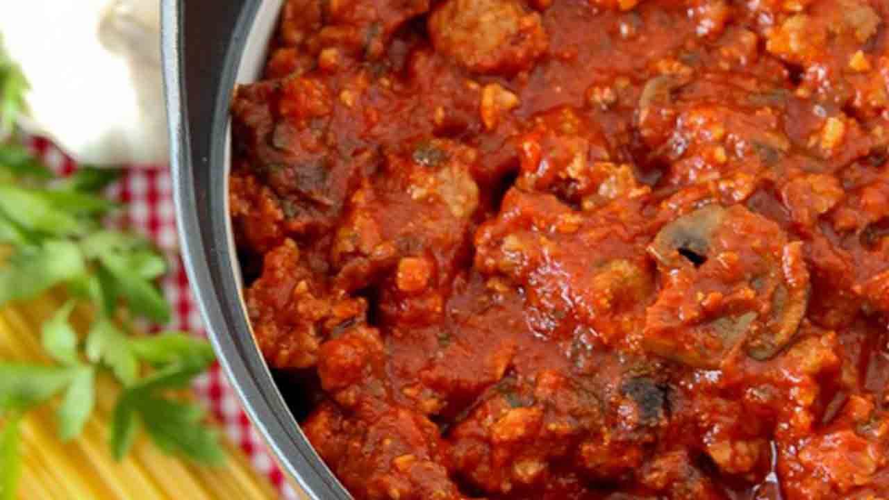 sugo con carne e passata di pomodoro