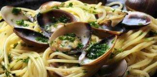 spaghetti con vongole e salsa di prezzemolo