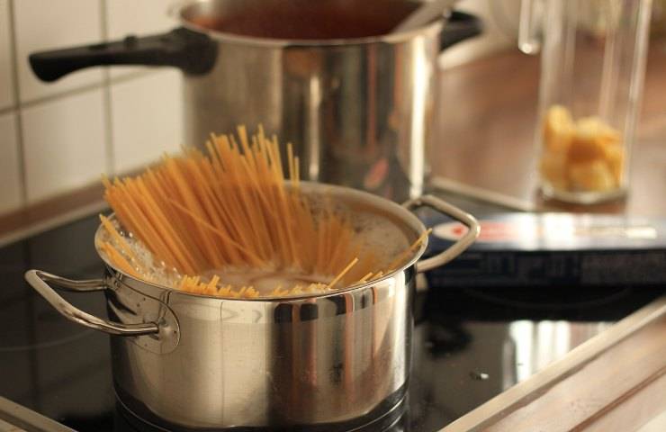 Degli spaghetti in cottura (Foto Pixabay - Ricettasprint.it 19012023)