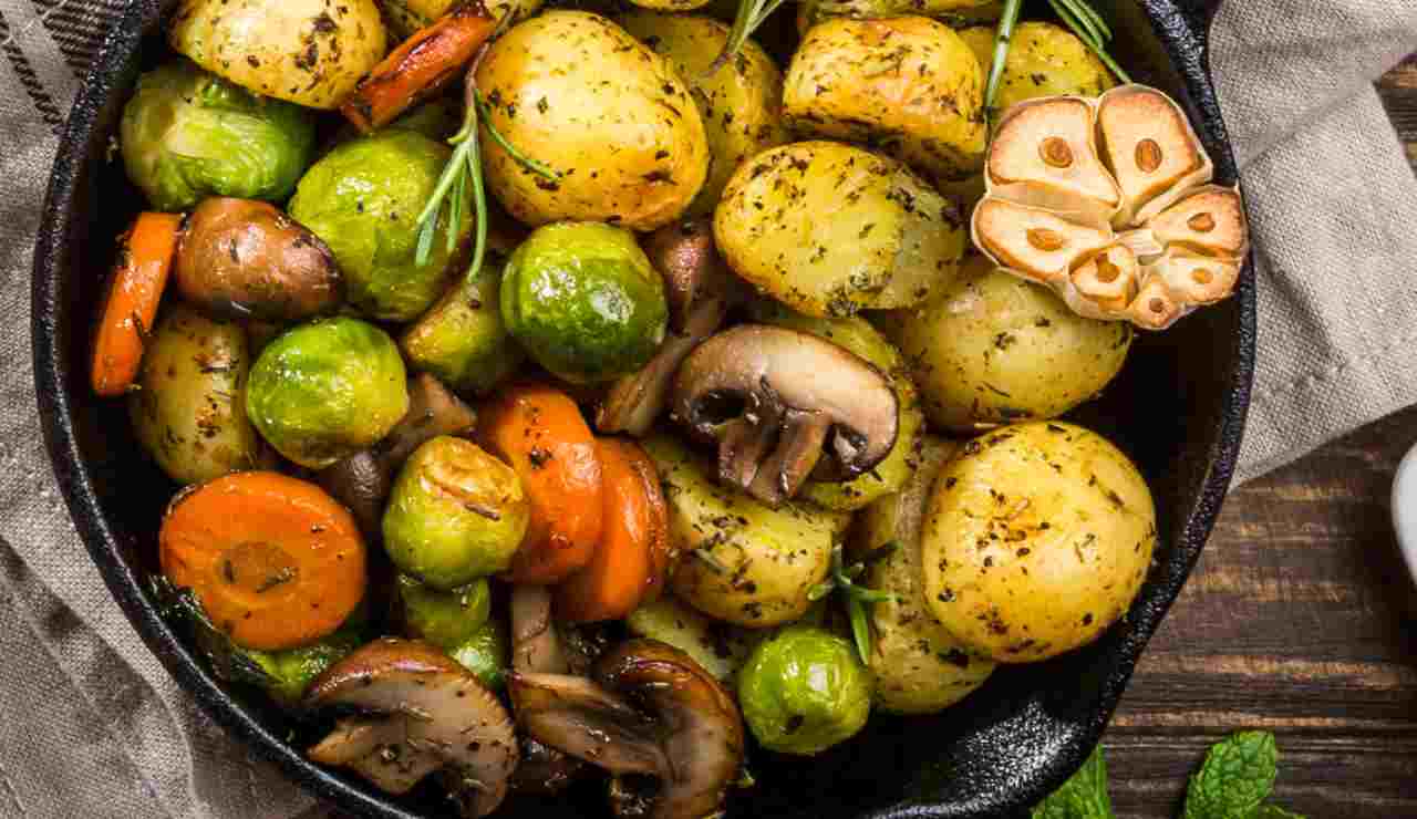verdure al forno con aglio e erbette