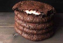 Biscotti al cacao con ripieno di crema diplomatica