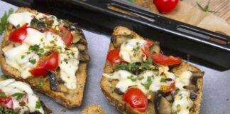 Crostini con funghi, formaggio, speck e pomodori