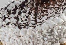 Dolce zucchero e panna senza cottura | Facilissimo e di grande effetto scenico | Fatto con soli 4 ingredienti Meringata con gocce di cioccolato