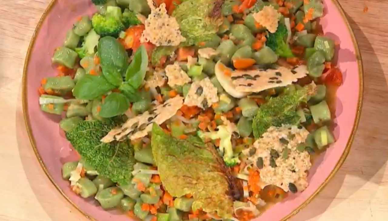 È sempre Mezzogiorno | Ricetta dello chef Antonio Paolino | Gnocchi di verza con ragù di verdure