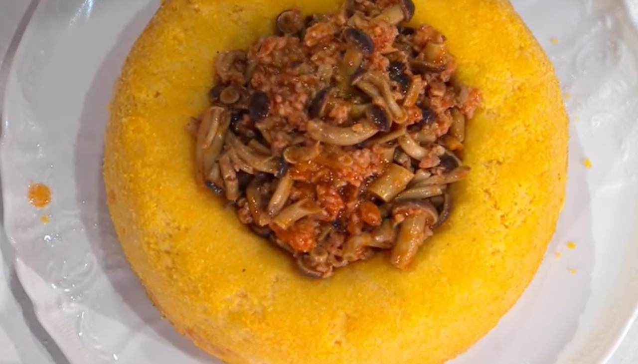 È sempre mezzogiorno | Ricetta dello chef Daniele Persegani | Savarin di polenta con luganega e funghi