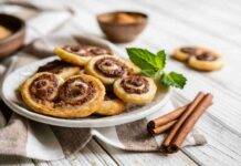 Girandole dolci di sfoglia alla cannella