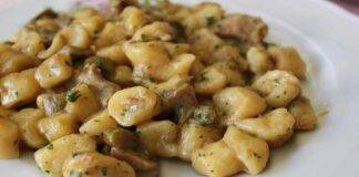 Gnocchi con funghi capperi e pancetta