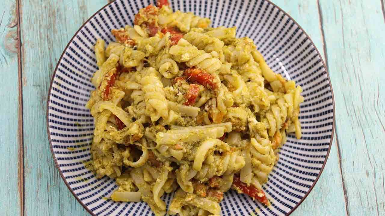 Pasta con pesto patate speck e pomodorini