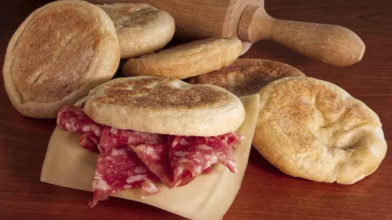 Piedine modenesi con salumi e formaggio