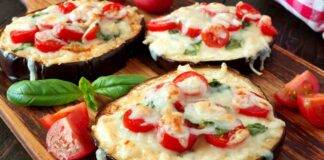 Healthy eggplant mini pizzas with melted moMelanzane filanti si preparano facilmente