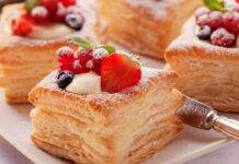 Con un rotolo di pasta sfoglia e pochi ingredienti realizzerete un dolcetto strepitoso Quadretti di sfoglia burrata con crema chantilly