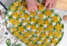 Sagome di "pasta frolla" all'olio. Foto di È sempre Mezzogiorno