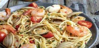 Spaghetti aglio e olio peperoncino con frutti di mare