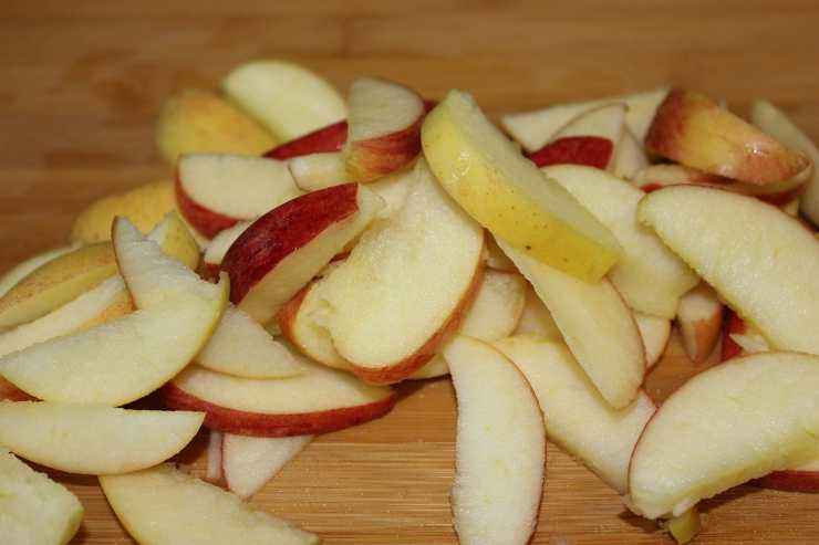 Torta di mele alta e soffice con un ingrediente insolito 