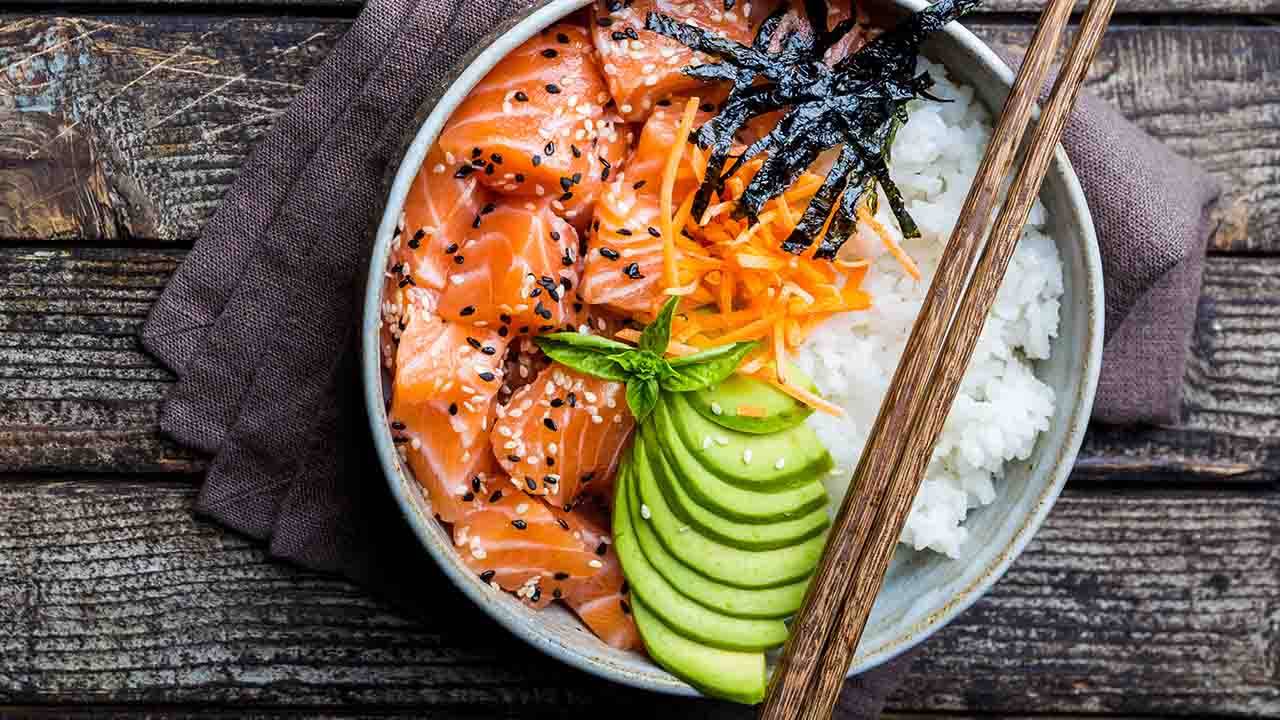 salmone crudo pokè hawaiano