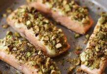 salmone al forno con gratinatura di pistacchi e mandorle