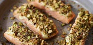 salmone al forno con gratinatura di pistacchi e mandorle