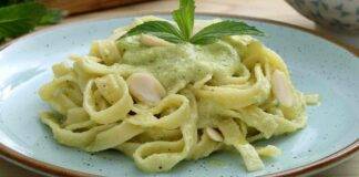 tagliatelle all' hummus di mandorle zucchine e ceci