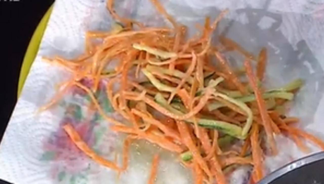 Carote e zucchine alla julienne fritte. Foto di È sempre Mezzogiorno